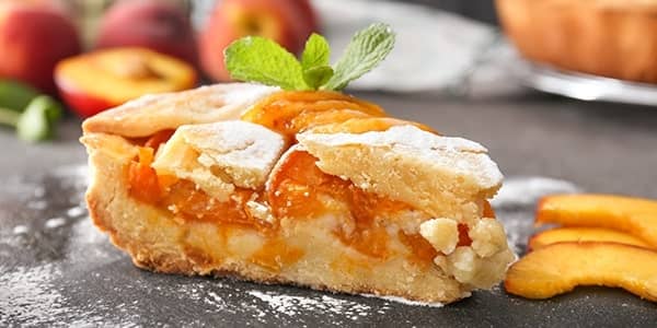Ароматний пиріг з карамелізованими персиками