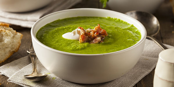 легкий крем-суп с зеленым горошком, сливками и мятой