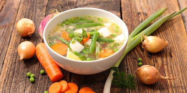Овощной суп со стручковой фасолью, мясом и рисом